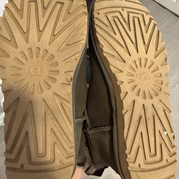 Ugg Mini Bailey Bow II Slip On Boots, size 8, Olive - Picture 11 of 11